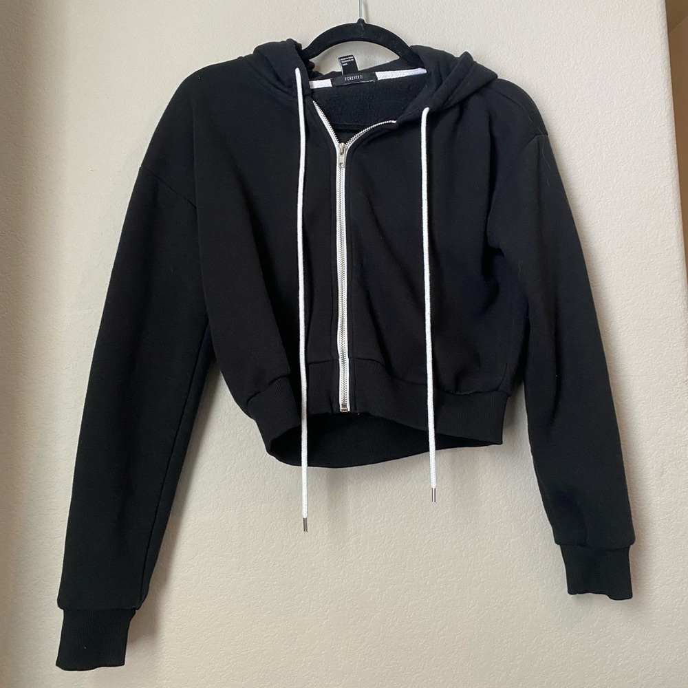 Black cropped Forever21 zip up jacket - size S